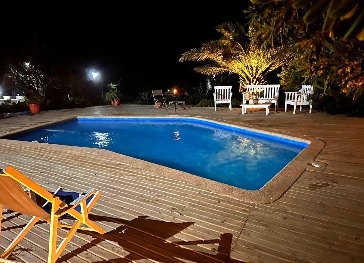 Piscina iluminada de noche