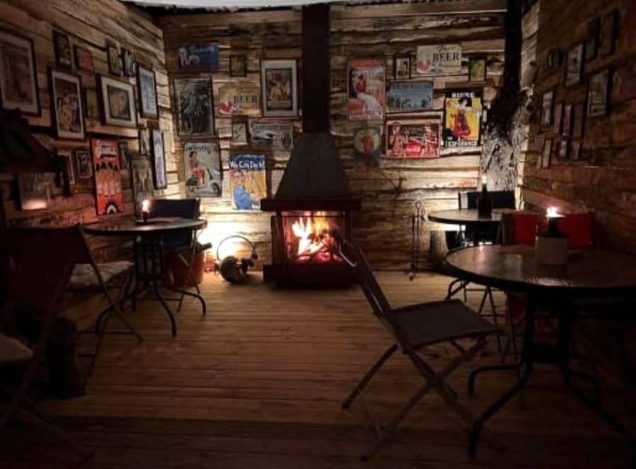 Bar con chimenea